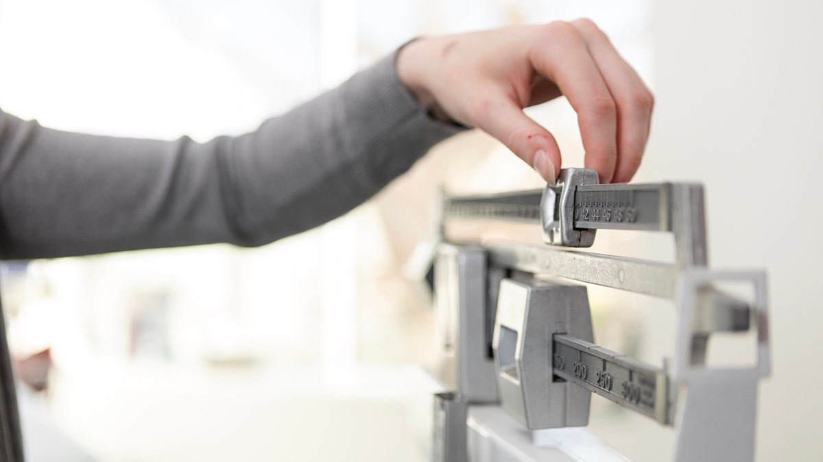 Adjust the scale to a doctor to determine the weight
